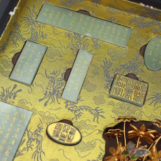 珍宝旧藏和田玉包金镶嵌套装箱 清和田玉永莲花诗文花瓶一组 玉质细腻