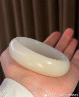 收藏款和田玉白玉山料羊脂手镯,脂白温润,质地细腻,上手油润生香