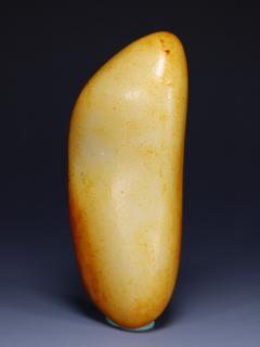 和田玉原石把件 尺寸长15厘米.宽6.3厘米.厚4.3厘米.重715克